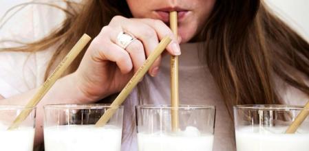 Mucha gente suele beber un vaso de leche para empezar o terminar el día