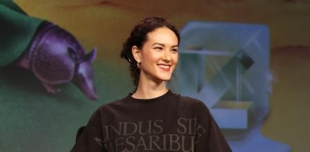 Jay Graber, directora ejecutiva de Bluesky, el 10 de marzo con la camiseta con la inscripción 'mundus sine caesaribus'.<br>