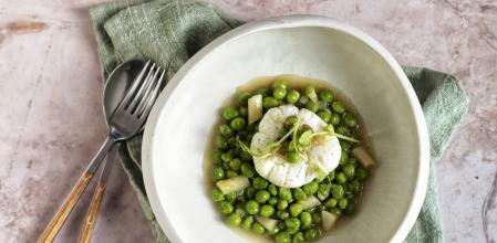 Guisantes con ajetes, huevo y caldo de jamón
