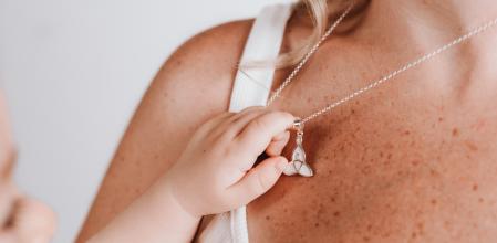 Tesoros de Vida, la joyería personalizada que convierte la leche materna en recuerdos eternos