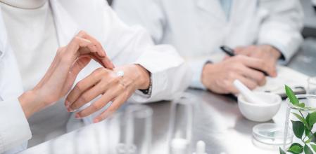 Encuentra los mejores cursos para formarte en belleza y demofarmacia.