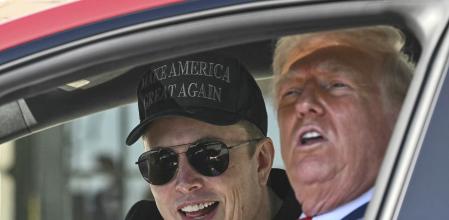 Elon Musk, a la izquierda, junto al presidente de EE.UU., Donald Trump, montados en un Tesla tras una intervención pública&nbsp;