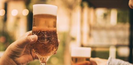 Dos ciudadados disfrutan con una cerveza&nbsp;