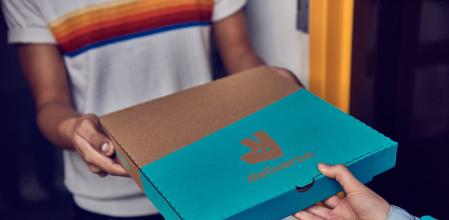 Las empresas que suministran comida a sus empleados en la oficina mejoran su productividad, según Deliveroo