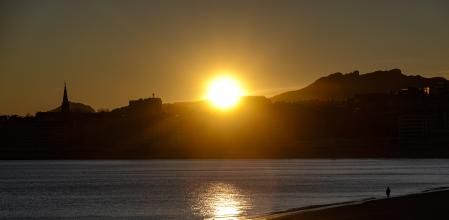 Vista del amanecer en la playa de Ondarreta de San Sebastián