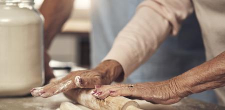 Una mujer mayor amasando