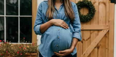 Durante el embarazo se producen diversos cambios fisiológicos, que también afectan a la salud bucodental.
