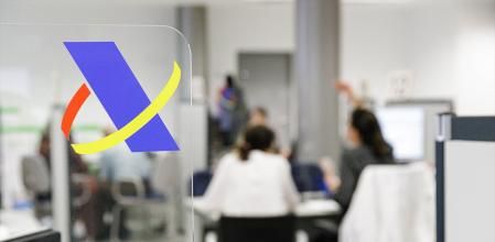 Varias personas son atendidas en la Agencia Tributaria para presentar la declaración de la renta