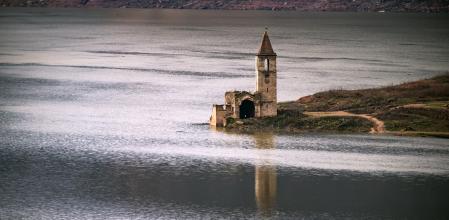 El agua ya riega la iglesia de Sant Romà en el pantano de Sau.