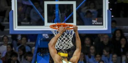 ANDORRA LA VELLA, 16/03/2025.- El alero estadounidense del FC Barcelona, Justin Anderson, machaca la canasta ante los jugadores del Morabanc durante el encuentro correspondiente a la fase regular de la Liga Endesa que disputan hoy domingo Morabanc Andorra y FC Barcelona en el Polideportivo Toni Martí de Andorra la Vella. EFE / Fernando Galindo.