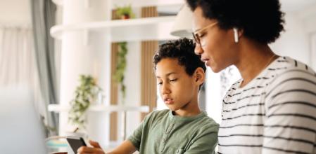 Un niño con un coeficiente intelectual más elevado que la media posee una excelencia innata o una gran facilidad para comprender uno o más conceptos