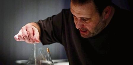El barman Marc Álvarez trabajando en unos de los tragos que se sirven en el menú degustación de Esencia