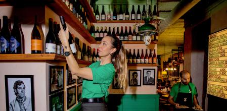 Kim Díaz, del bar Mut, abrió en el barrio de Gràcia la Bodega Solera, con aspecto de taberna clásica en el 2023