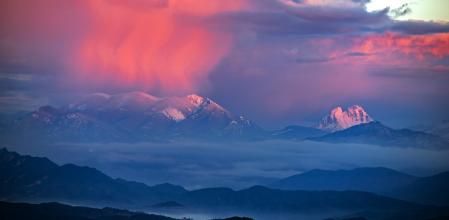 Emili Vilamala ha captado este amanecer lleno de magia de la sierra de Ensija y el Pedraforca hace unos días, cubiertos de nieve en este final del invierno en el