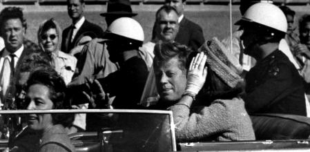 El presidente John F. Kennedy, instantes antes de ser asesinado en Dallas, el 22 de noviembre de 1963
