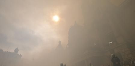 Vista general de la plaza del ayuntamiento durante la mascletà disparada este miércoles a cargo de Pirotecnia FX Caballer, de Moncada (Valencia)