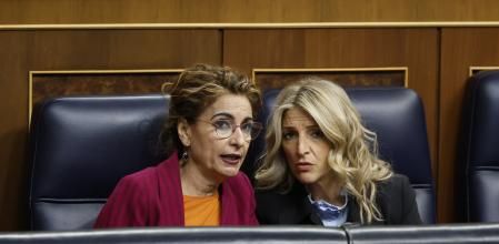 Las vicepresidentas María Jesús Montero y Yolanda Díaz, este jueves en el pleno del Congreso 