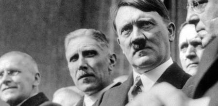 Franz von Papen, en el centro, junto a Hitler, en Berlín. 29 de marzo de 1933