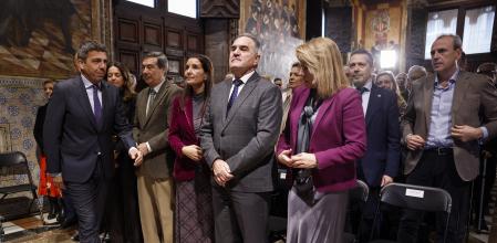 El president de la Generalitat, Carlos Mazón (i), junto a varios miembros del Consell durante el acto de presentación del Informe de Diagnóstico del Plan de Recuperación Económica y Social 