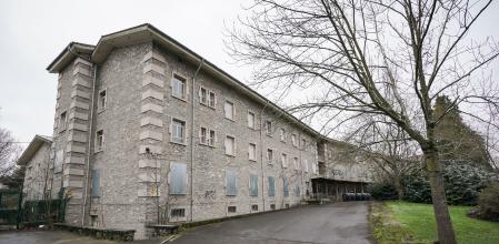 Fachada de la residencia Arana de Vitoria, a 24 de enero de 2023, en Vitoria, Álava, País Vasco (España). El Ministerio de Inclusión, Seguridad Social y Migraciones ha decidido rehabilitar una antigua clínica de Vitoria, en desuso desde hace diez años, y transformarla en un centro de acogida de refugiados con 350 plazas. El Gobierno de España ya ha licitado las obras de remodelación por 14,1 millones de euros y espera que el nuevo centro esté en funcionamiento en julio de 2024. Vitoria y Euskadi han discutido sobre la propuesta del Gobierno y están en desacuerdo sobre reconvertir un edificio de su propiedad en un centro de acogida para migrantes con unas 350 plazas.