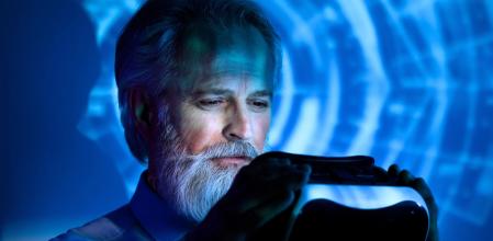 Exponerse a luz enriquecida en azul por la mañana en el hogar podría ayudar significativamente a los adultos mayores a mejorar su sueño y a tener patrones de actividad más amplios y regulares.&nbsp;