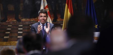 El president de la Generalitat, Carlos Mazón, aplaude durante el acto de presentación del Informe de Diagnóstico del Plan de Recuperación Económica y Social de la Comunitat Valenciana.&nbsp;