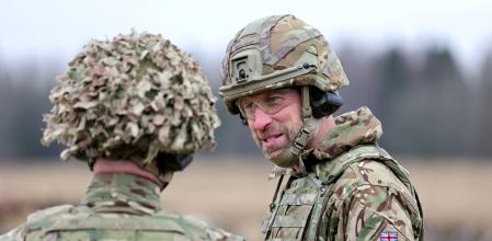 El príncipe Guillermo, durante los ejercicios militares realizados en la base de Tapa, en Estonia.