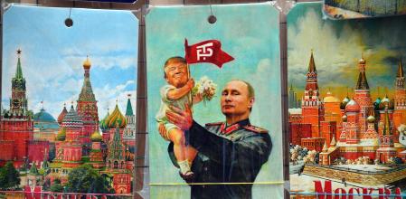 Un souvenir en Moscú con la imagen de Trump, como un niño pequeño, en los brazos de Putin