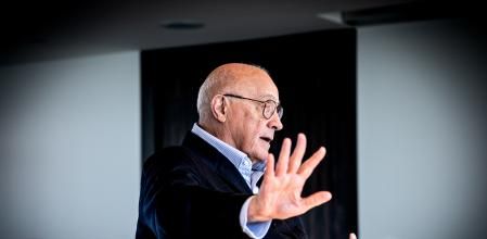 El presidente del Banc Sabadell, Josep Oliu, durante la entrevista celebrada ayer en Barcelona