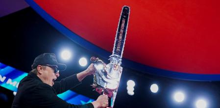 Elon Musk hizo una demostración bufa del uso de la motosierra a finales de febrero, en una reunión de conservadores en Maryland 