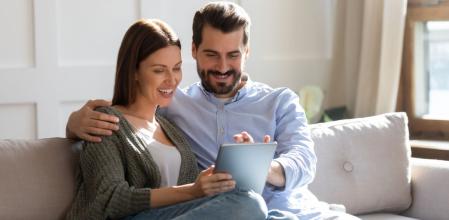 Una pareja echa un vistazo a las mejores ofertas de Amazon en la tablet