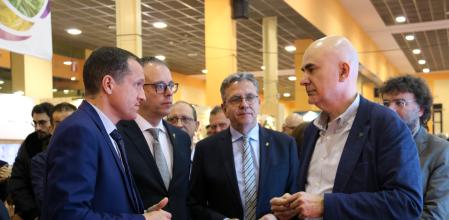 Óscar Ordeig, a la a izquierda, en su visita a la Fira de Sant Josep de Mollerussa.