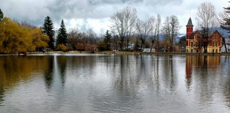 Primavera lluviosa en el lago de Puigcerdà.