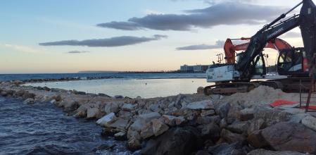 El nuevo dique, todavía en obras como puede verse en la imagen del 23 de marzo, ya contiene el oleaje. El actual espigón paralelo a la costa desaparecerá&nbsp;