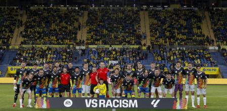 Los jugadores de la UD Las Palmas y del Deportivo Alavés posaron junto a una pancarta contra el racismo durante el partido