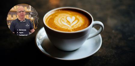 El barista pone de relieve la importancia de usar agua mineral para elaborar el café.