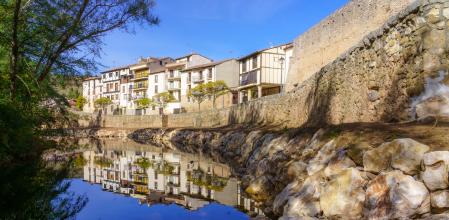 Se pueden observar construcciones con aire medieval en Covarrubias a orillas del rio Arlanza