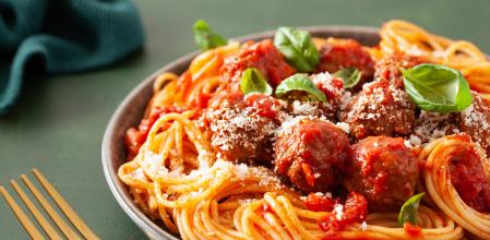 Espaguetis con mini albóndigas veganas