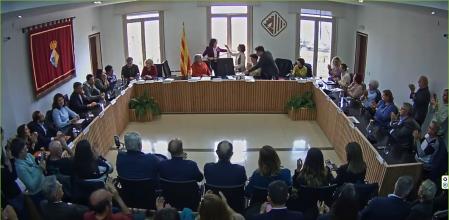 Momento en que Laura Martínez entrega la vara de alcaldesa a Elena López .