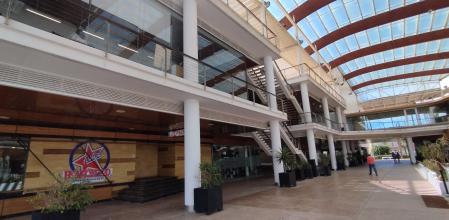 El Foster's Hollywood es el único establecimiento que ha sobrevivido al pasado hostelero de Panoramis, hoy reconvertido en centro de negocios.