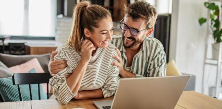 Una pareja explora felizmente las mejores ofertas de AliExpress