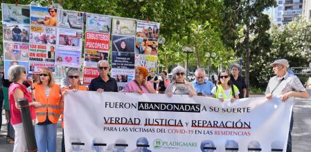 Varias personas sostienen una pancarta que reza: 'Fueron abandonadas a su suerte en las residencias de la Comunidad de Madrid.