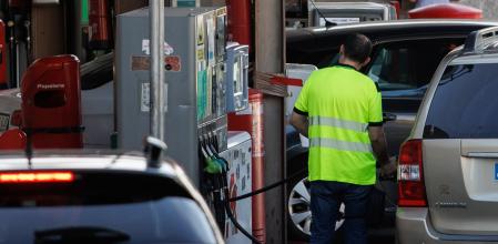 Elegir la cadena más barata para llenar el depósito del coche puede suponer un ahorro considerable, según el estudio de la OCU&nbsp;