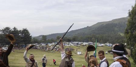 Combatientes bóer celebran su victoria sobre el Ejército Británico tras la recreación de la batalla durante el Festival anual de Majuba en Volksrust, Sudáfrica