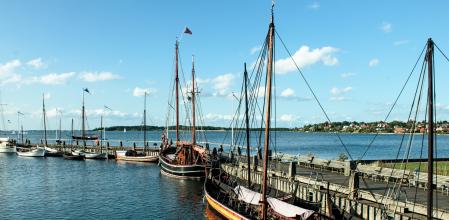 Barcos vikingos en el puerto de Roskilde, Dinamarca