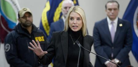 La fiscal general de Estados Unidos, este jueves en una rueda de prensa en Virginia