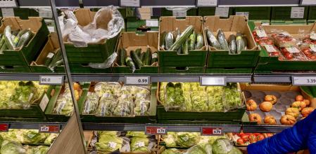 Frutas y hortalizas en contacto con plástico fotografiadas ayer en Barcelona