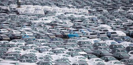 Vehículos de Mercedes-Benz preparados para la carga, en el puerto alemán de Bremerhaven