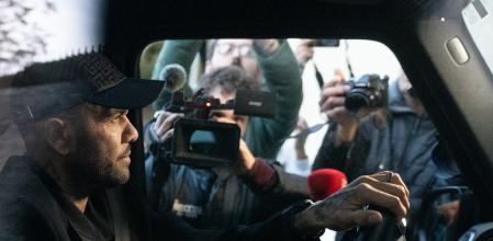 El exfutbolista Dani Alves conduce su coche, a 28 de marzo de 2025, en Esplugues de Llobregat,&nbsp;