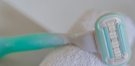 No, las cuchillas no van al contenedor amarillo, aunque el mango esté hecho de plástico.